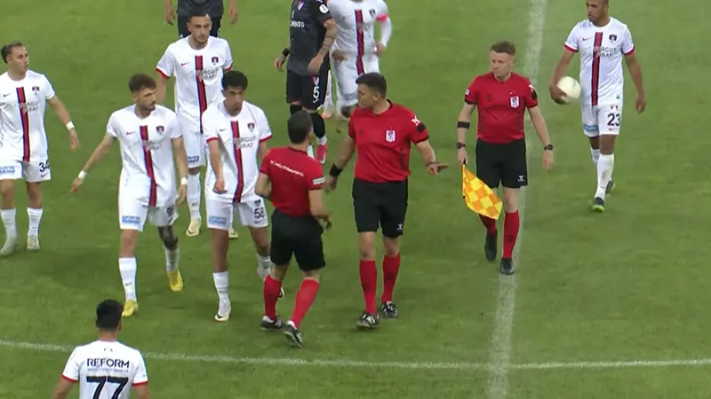 2. Lig Elazığspor-Van Spor FK play-off maçı hakeme gelen yabancı madde nedeniyle tatil edildi