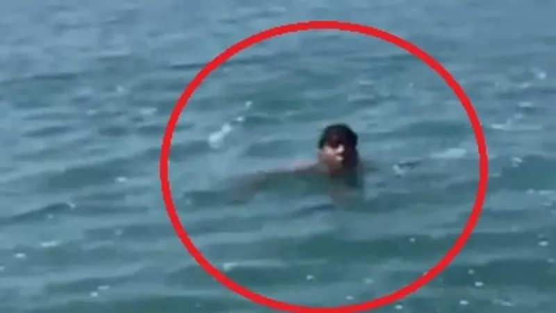 Adana’da korku dolu anlar: Denizde çırpınan genci böyle kurtardılar!