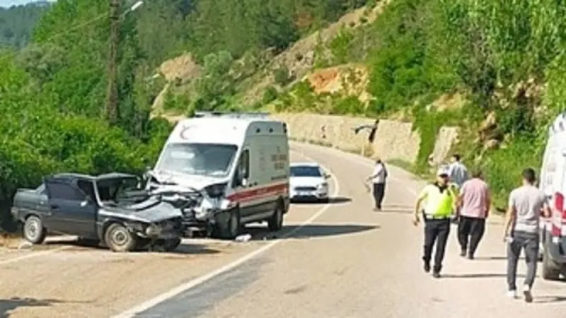 Adana'da Feci Kaza: Ambulans ve Otomobil Çarpıştı! Sonuç Şoke Etti