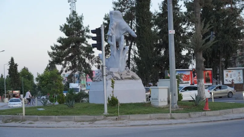 Adıyaman Belediyesi, 6 Şubat’taki yardımlaşmayı ‘Dayanışma Eli Anıtı’ ile ölümsüzleştirdi