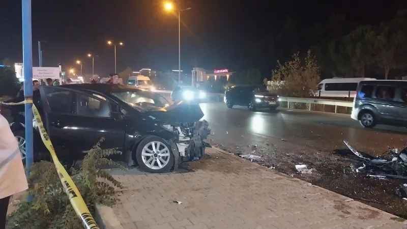 Antalyada otomobil yayaya çarpıp karşı şeride geçti: 2 ölü