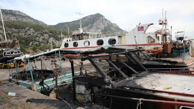 Antalya'da tekneler yıldırım düşmesi sonucu yaralandı
