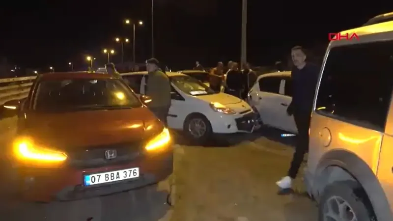 Antalya'da zincirleme kaza: 6 otomobil birbirine girdi