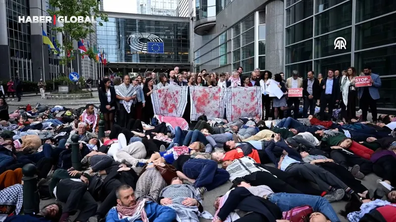 AP Önünde Soykırım Nöbeti! Gazze İçin Yere Serildiler