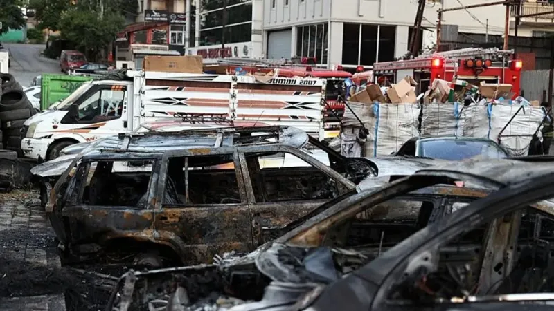 Ataşehir'de sanayi sitesinde çıkan yangında park halindeki otomobiller yandı