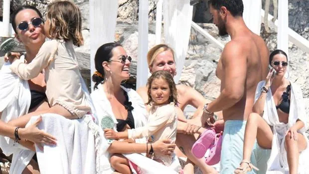 Pelin Akil ve Anıl Altan Boşanmaya Rağmen Tatilde! Şaşırtan Detay