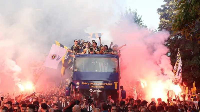 Fenerbahçe Beko'dan Bağdat Caddesi'nde Şampiyonluk Coşkusu!