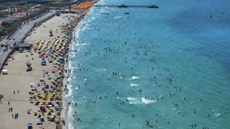 Balıkesir'de Deniz Keyfi! Sıcaklık Rekoru Kırılıyor Mu?