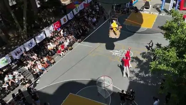 İstanbul Erkek Lisesi'nde Balondan Basket Şov!