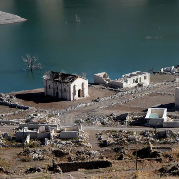 Kars'ta Baraj Suları Çekildi! Köyün Sırları Ortaya Çıktı