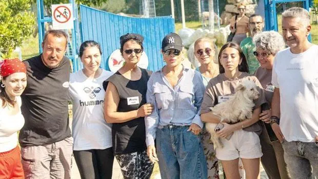Ajda Pekkan'dan Duygulandıran Hareket: Barınak Ziyareti!