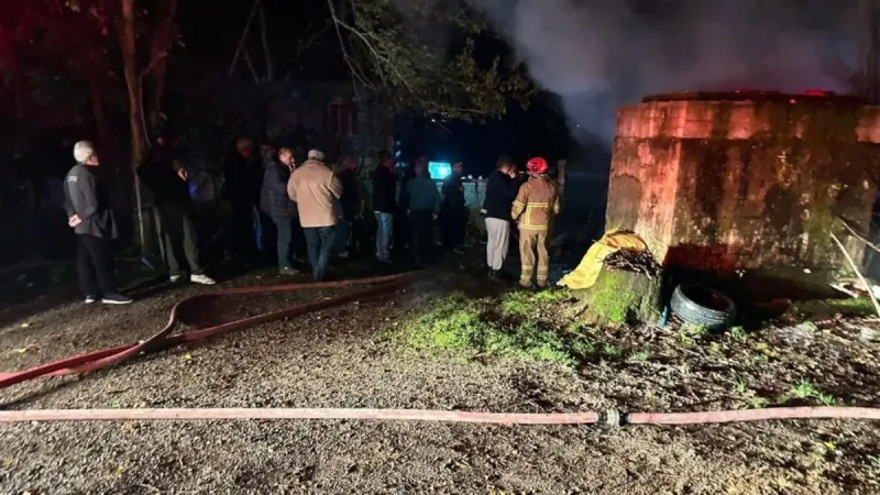 Bartın'da garaja yıldırım düştü: 2 araç yandı