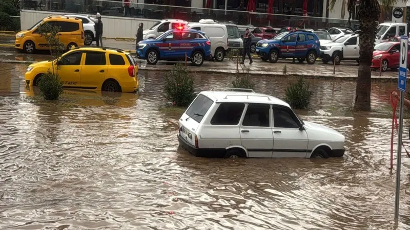 Bodrum'da sağanak: Cadde sokaklar göle döndü, araçlar yolda kaldı