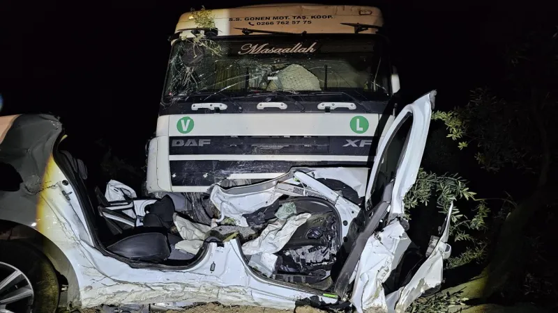 Bursa'da otomobil ile tır çarpıştı: 1 ölü, 1 yaralı