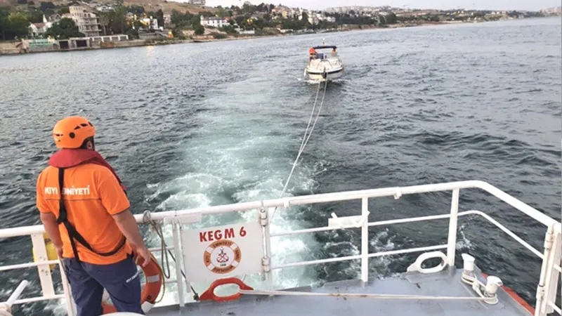 Büyükçekmece'de Tekne Alarmı! Sürüklenen Tekne Nasıl Kurtarıldı?