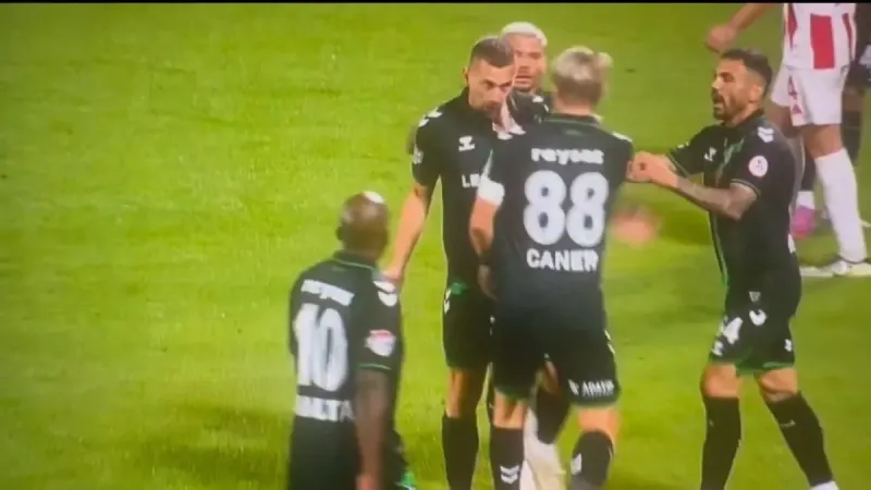 Caner Erkin'den Şok Eden Hareket! Takım Arkadaşına Tokat Mı Attı?