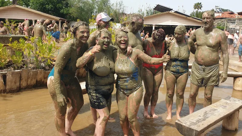 Dalyan'da Çamur Banyosu Çılgınlığı! Turistler Akın Akın Geliyor