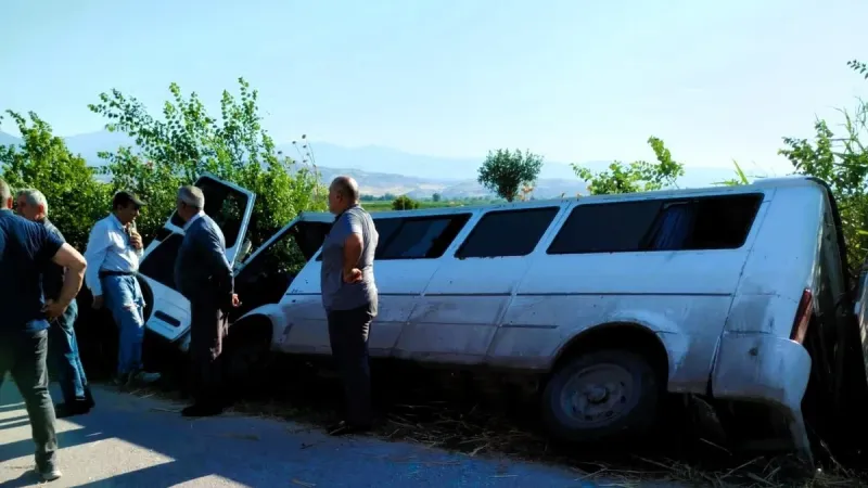 Denizli'de yoldan çıkan servis sazlıklara uçtu: 6 kişi yaralandı!