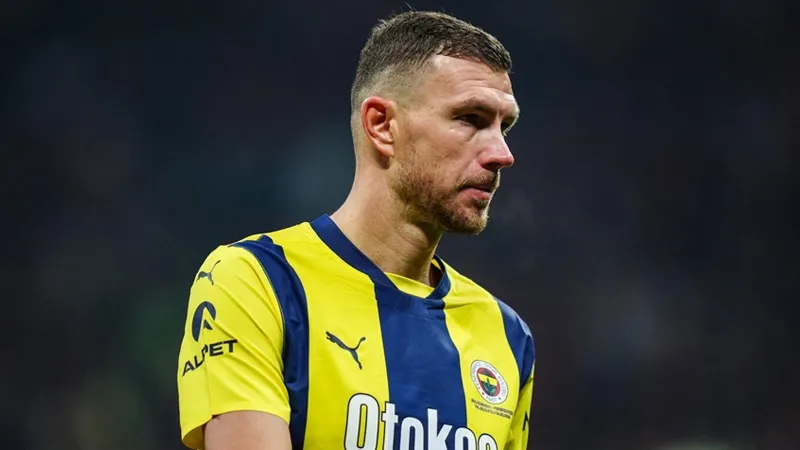 Dzeko Fenerbahçe'ye Veda Etti! Yıldız Oyuncudan Şok Ayrılık Kararı