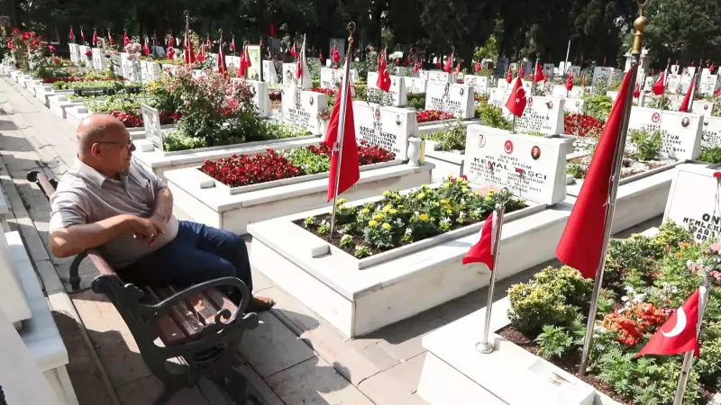 Edirnekapı Şehitliği'nde Yürek Yakan Babalar Günü!