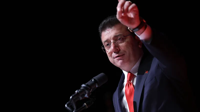 Ekrem İmamoğlu: Millet, belediye başkanlarını değil, kendi iradesini kelepçelediğinizin farkında