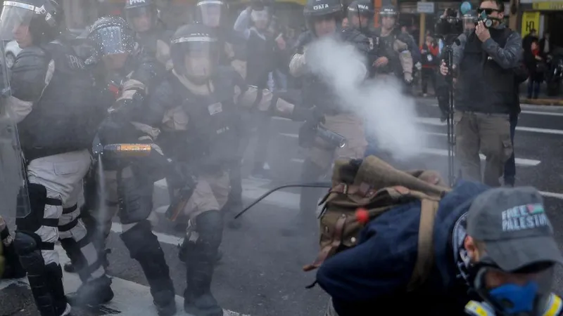 Emeklilerden "maaş" protetosu: Çok sayıda kişi yaralandı