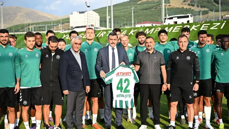 Erzurum Valisi Çiftçi, Konyaspor'un Antrenmanını Ziyaret Etti