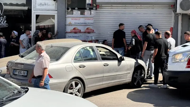 Eskişehir'de Feci Kaza! Vatandaşlar Arabayı Kaldırıp Çocuğu Kurtardı