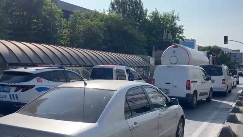 Eyüpsultan'da feci kaza: Yakıt tankeri çarpan yaya can verdi