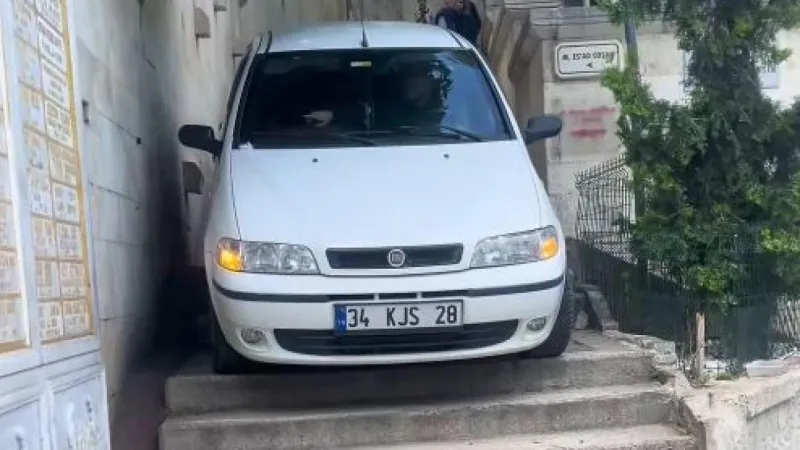 Eyüpsultan'da Şaşkınlık! Navigasyon Sürücüyü Merdivene Düşürdü