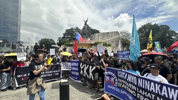 Filipinler'de yolsuzluk skandalı on binleri sokağa döktü