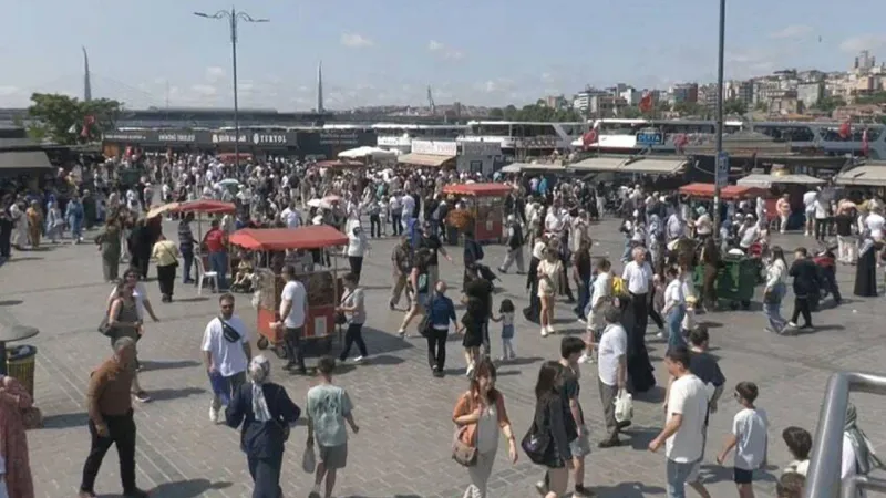 Bayram Sevincini Gölgede Bırakan Geçim Derdi! Eminönü'nde Neler Yaşandı?