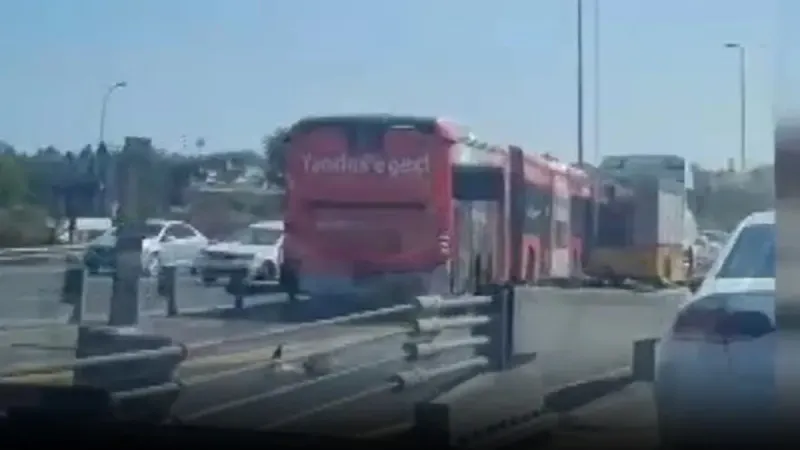 Haliç Köprüsü'nde Metrobüs Kazası! İstanbul'da Trafik Alarmı!