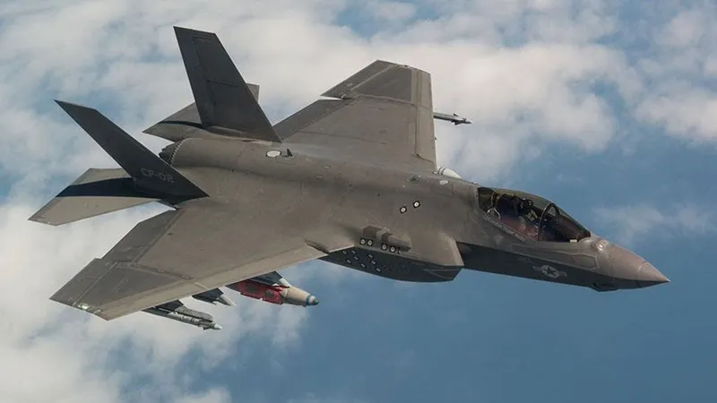 Hindistan'da yakıt sıkıntısı yaşayan İngiliz F-35 savaş uçağı, acil iniş yaptı