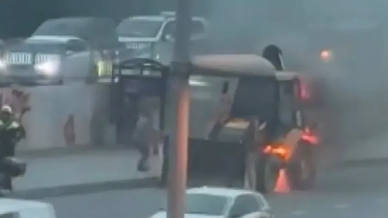 İstanbul Cevizlibağ'da iş makinesi alev alev yandı: Ekipler olay yerinde!