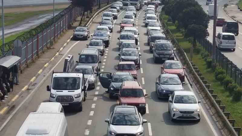 İstanbul'a Dönüş Kabusu: Tekirdağ'da Kilometrelerce Araç Kuyruğu!