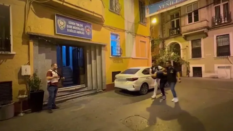 İstanbul'da kaldırımda duruyordu: Önce darp sonra da gasp edildi