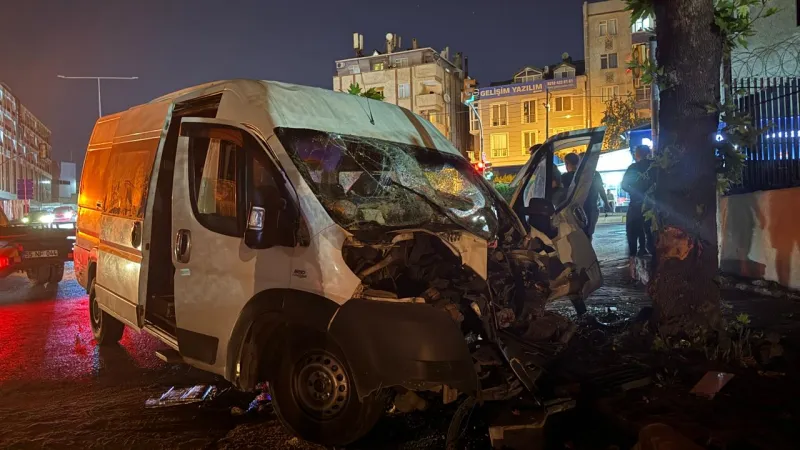 İstanbul'da minibüs ile otomobil çarpıştı