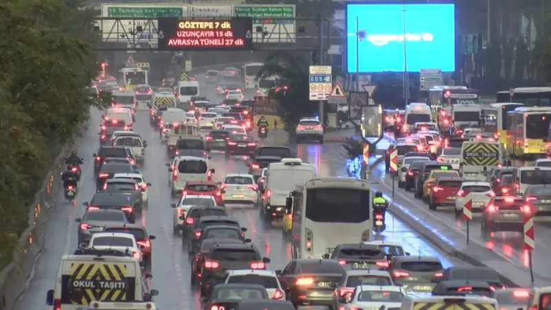 İstanbul'da yağış trafiği durma noktasına getirdi