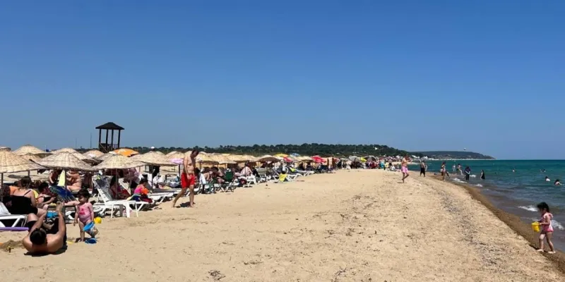 Saros Körfezi'ne Akın! İstanbullular Sahilleri Doldurdu, Esnaf Sevindi