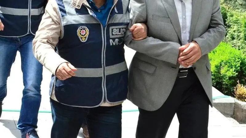 İzmir merkezli FETÖ'nün güncel yapılanmasına yönelik operasyonda 40 şüpheli yakalandı