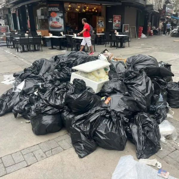 İzmir'de grev 3. gününde! Çöpler birikti