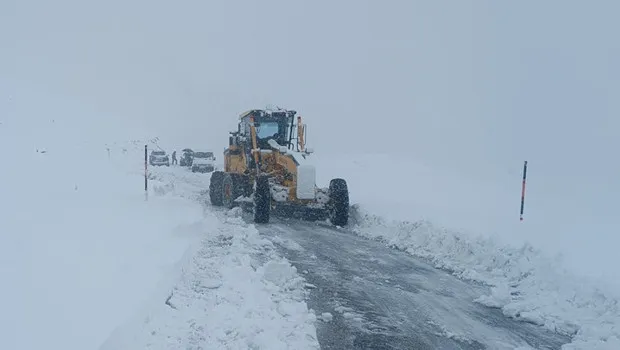Kar yağışı etkili oldu! Kapanan 44 yerleşim yerinin yolu ulaşıma açıldı