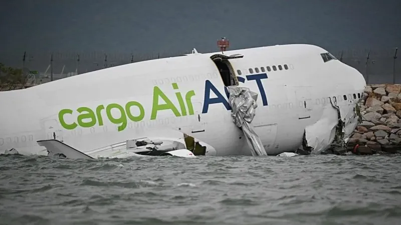 Kargo uçağı Hong Kong'a inişi sırasında pistten çıktı: 2 personel hayatını kaybetti!