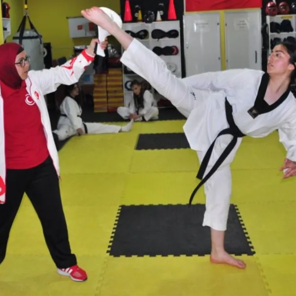 Kars'ta genç kızlar yakın savunma öğreniyor