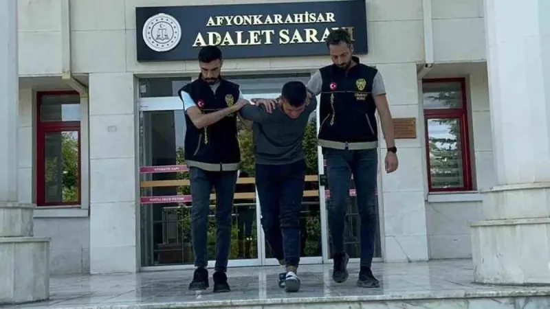 Kan Donduran Cinayet: Kız Arkadaşına Jiletli İtiraf!