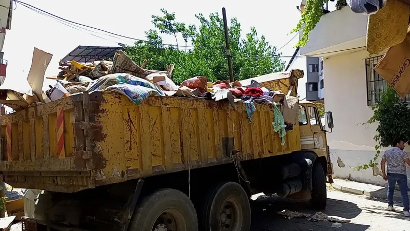 Nazilli'de Şok! Evden 6 Kamyon Çöp Çıktı! Kokudan Durulmuyor!