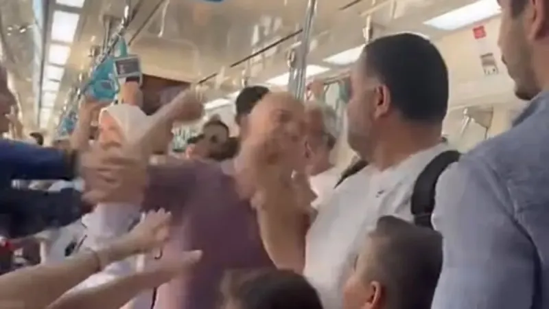 Marmaray'da Şok! Çocukların Önünde Babaya Saldırı! Video