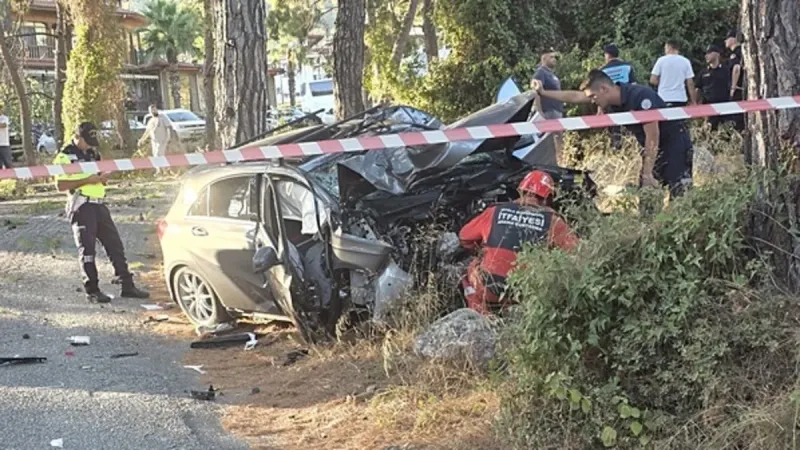 Muğla'da feci kaza! Ağaca çarpan araç hurdaya döndü: 1 ölü, 1 yaralı