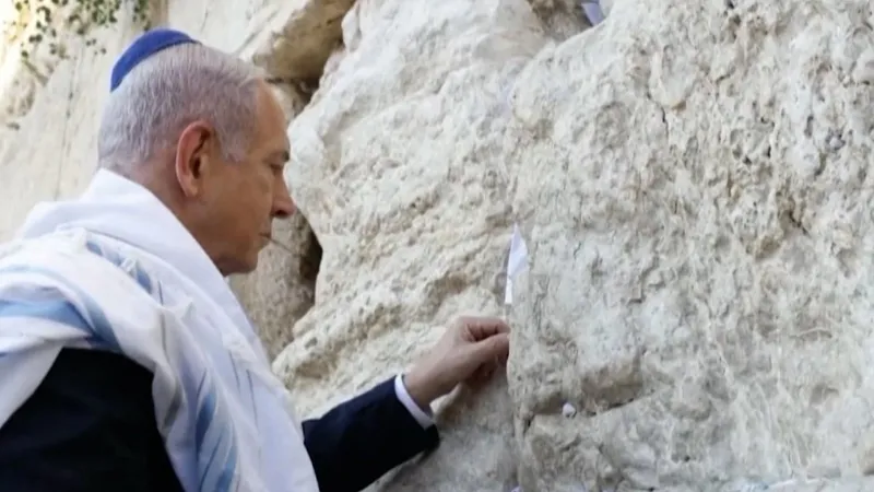 Netanyahu'dan İran'a Dini Göndermeli Saldırı! Ağlama Duvarı'na Ne Yazdı?